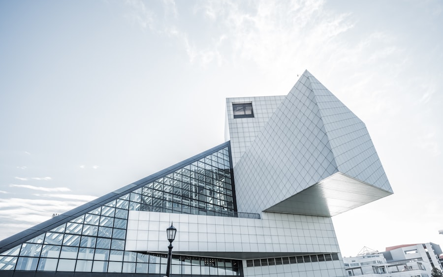 Imagem ilustrativa — edificação comercial moderna